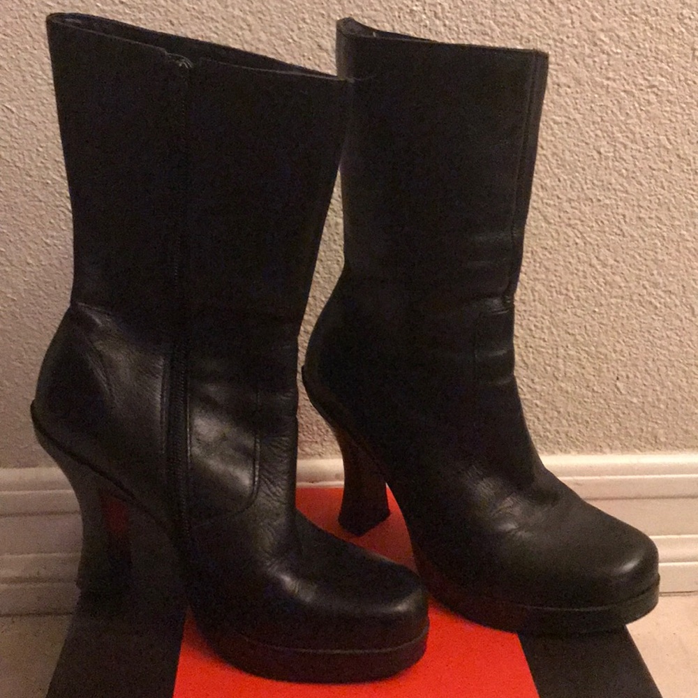 Black boots in good condition